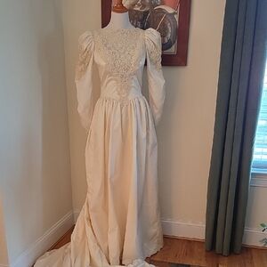 Vintage-Inspired Cream Lace Long Sleeve Bridal Gown